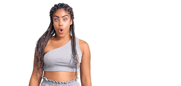 Mujer Afroamericana Joven Con Trenzas Que Usan Ropa Deportiva Asustada — Foto de Stock