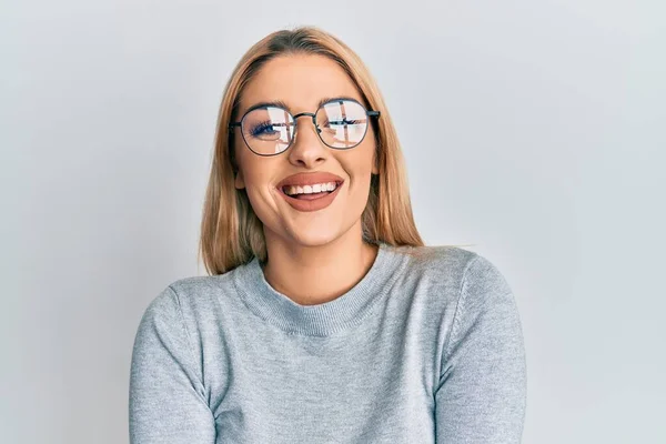 Mujer Caucásica Joven Con Ropa Casual Gafas Que Ven Positivas —  Fotos de Stock