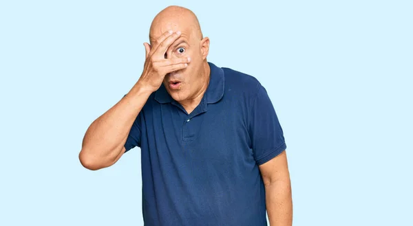 Homem Careca Meia Idade Vestindo Roupas Casuais Espreitando Choque Cobrindo — Fotografia de Stock