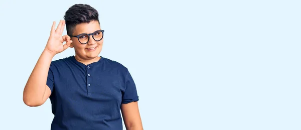 Niño Pequeño Con Ropa Casual Gafas Sonriendo Positiva Haciendo Signo —  Fotos de Stock