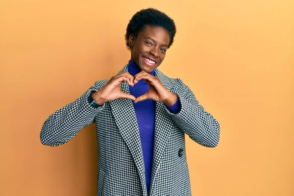 Jovem Menina Afro Americana Vestindo Roupas Casuais Sorrindo Amor Fazendo — Fotografia de Stock