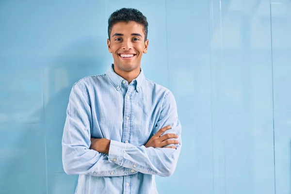 Ung Latin Man Ler Glad Lutar Sig Väggen Vid Staden — Stockfoto