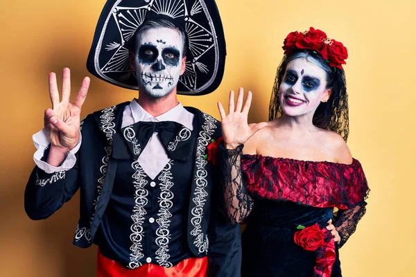 Sarı Yerine Meksika Kostümlü Genç Bir Çift Sekiz Numaralı Parmaklarını — Stok fotoğraf