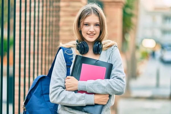 Hermosa Estudiante Caucásica Adolescente Sonriendo Feliz Usando Auriculares Ciudad —  Fotos de Stock