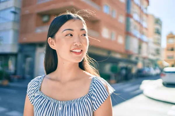 Ung Kinesisk Kvinna Ler Glad Promenader Gatan Staden — Stockfoto