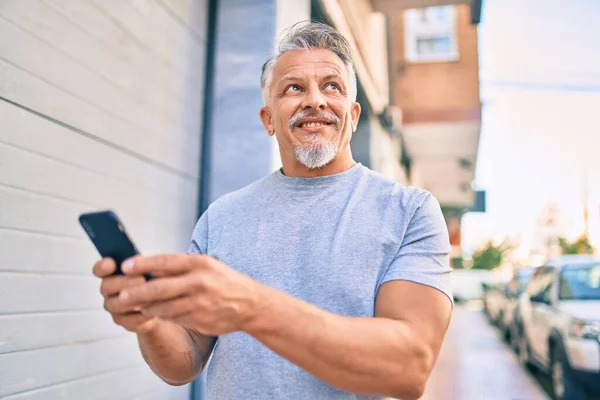 Středověký Hispánský Šedovlasý Muž Šťastně Usmívá Pomocí Smartphonu Městě — Stock fotografie