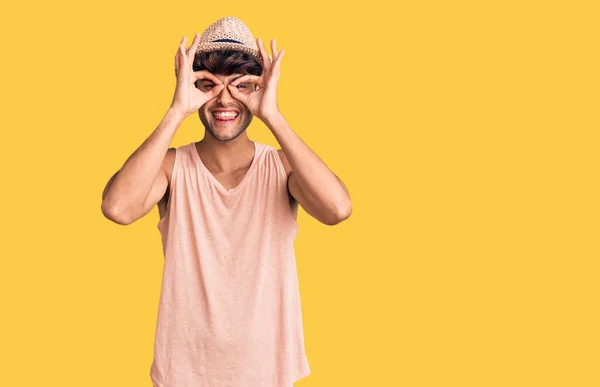 Mladý Hispánec Letním Klobouku Dělá Pořádku Gesto Jako Dalekohled Vyplázlý — Stock fotografie