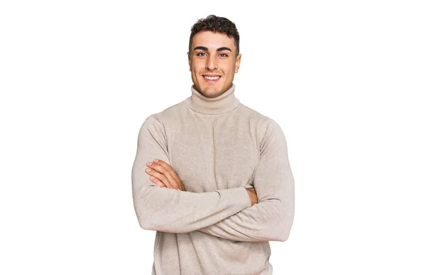 身穿休闲装毛衣的西班牙裔年轻人面带微笑 双臂交叉地看着相机 积极的人 — 图库照片