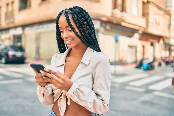 Joven Mujer Afroamericana Sonriendo Feliz Usando Smartphone Ciudad — Foto de Stock