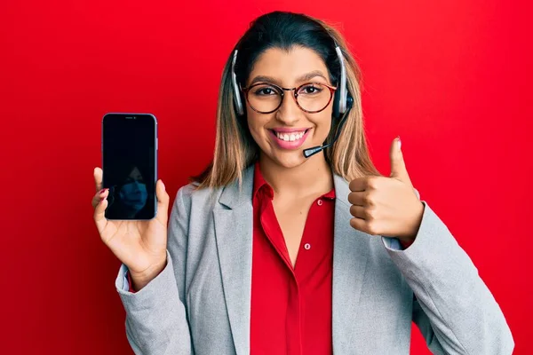 Schöne Brünette Frau Trägt Bediener Headset Zeigt Smartphone Bildschirm Glücklich — Stockfoto