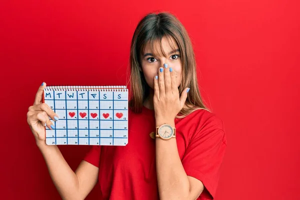 10代の白人の少女は手で口を覆う心臓のカレンダーを保持し ショックを受け 間違いを恐れている 驚きの表情 — ストック写真