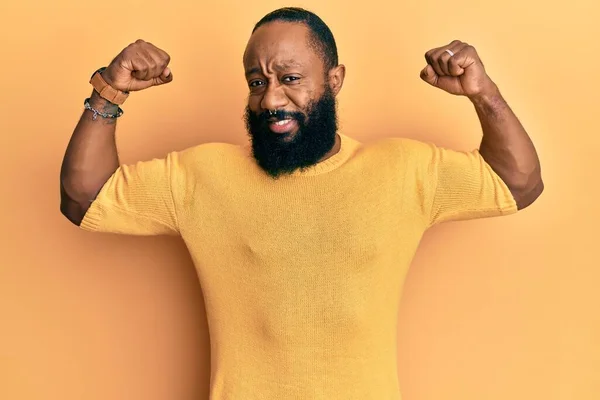 Ung Afrikansk Amerikansk Man Klädd Avslappnade Kläder Visar Armar Muskler — Stockfoto