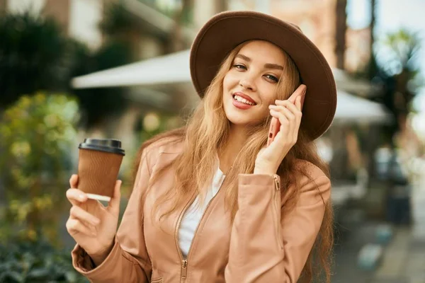 Chica Rubia Joven Hablando Teléfono Inteligente Tomando Café Ciudad —  Fotos de Stock