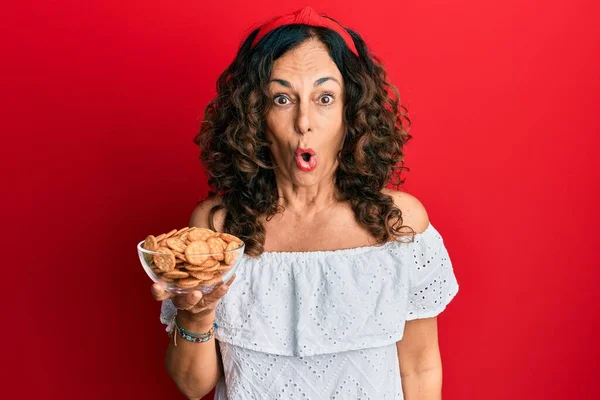 Femme Hispanique Moyen Age Tenant Bol Avec Des Biscuits Salés — Photo