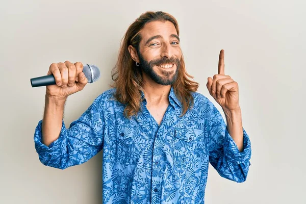 Hombre Atractivo Con Pelo Largo Barba Cantando Canción Usando Micrófono —  Fotos de Stock