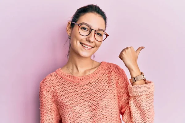 Jeune Femme Caucasienne Portant Des Vêtements Décontractés Des Lunettes Souriant — Photo