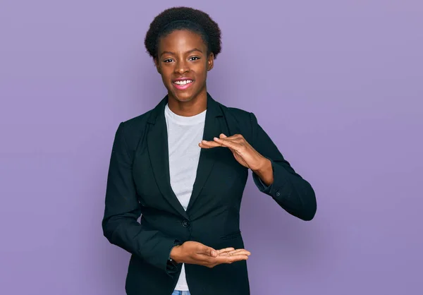 Fiatal Afro Amerikai Lány Üzleti Ruhát Visel Gesztikuláló Kezek Mutatják — Stock Fotó