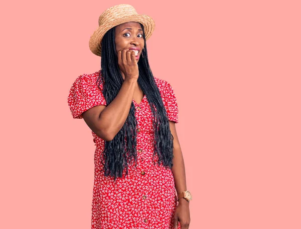 Yazlık Şapkalı Genç Afro Amerikalı Kadın Gergin Gergin Görünüyor Ağzı — Stok fotoğraf