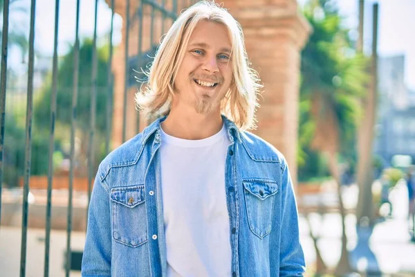 Jovem Loiro Escandinavo Homem Sorrindo Feliz Cidade — Fotografia de Stock