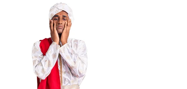 Gelenek Giyinmiş Afrikalı Yakışıklı Bir Adam Sherwani Sari Elbiseleri Giyiyor — Stok fotoğraf