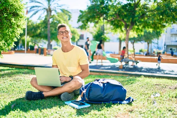 Joven Estudiante Hispano Sonriendo Feliz Usando Portátil Sentado Césped Campus — Foto de Stock