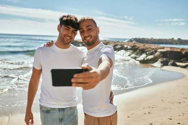 Genç Eşcinsel Çift Kumsalda Telefon Başında Mutlu Bir Şekilde Selfie — Stok fotoğraf