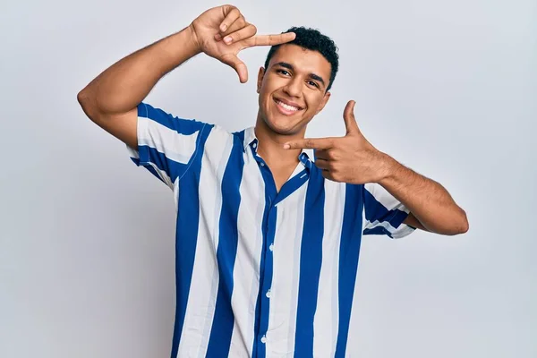 Homem Árabe Jovem Vestindo Roupas Casuais Sorrindo Fazendo Moldura Com — Fotografia de Stock