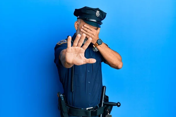 Przystojny Mężczyzna Średnim Wieku Mundurze Policyjnym Zakrywający Oczy Dłońmi Wykonujący — Zdjęcie stockowe