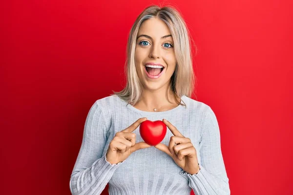 Hermosa Mujer Rubia Sosteniendo Corazón Celebrando Loco Sorprendido Por Éxito — Foto de Stock