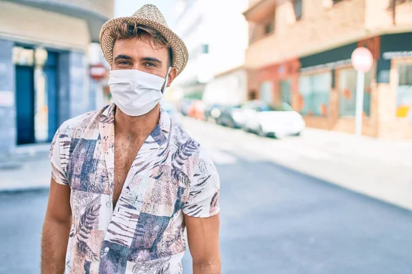야만인이 의료용 마스크를 도시의 거리를 걷다가 휴가중에 — 스톡 사진