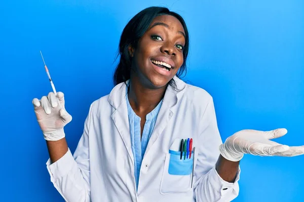 Jeune Femme Afro Américaine Portant Uniforme Scientifique Seringue Célébrant Réalisation — Photo
