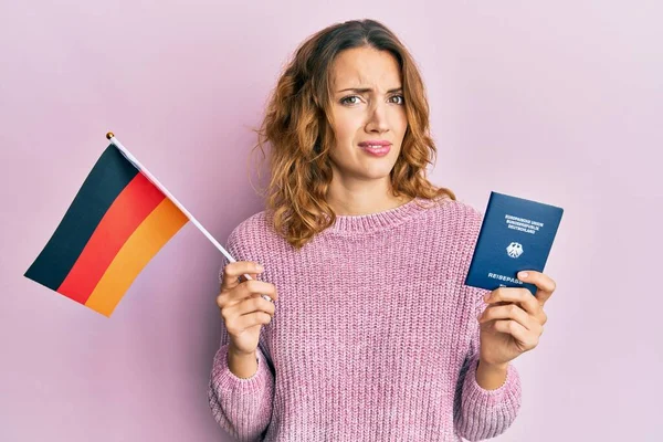Молодая Кавказская Женщина Германским Флагом Паспортом Невежественное Запутанное Выражение Лица — стоковое фото