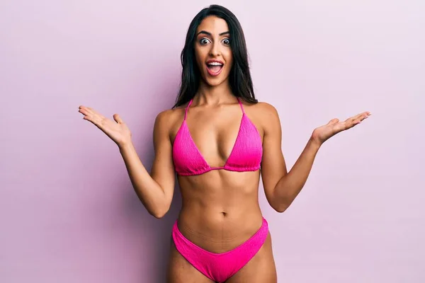 Vacker Latinamerikansk Kvinna Som Bär Bikini Firar Seger Med Lyckligt — Stockfoto