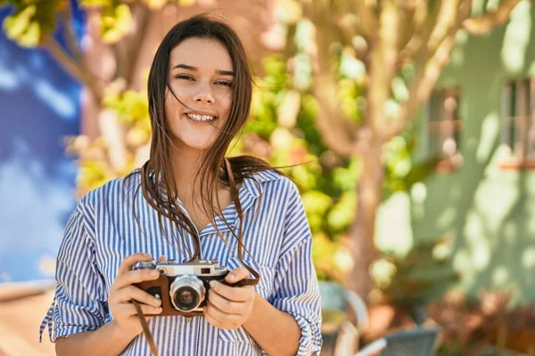 Mladý Hispánský Turista Dívka Usměvavý Šťastný Pomocí Kamery Parku — Stock fotografie