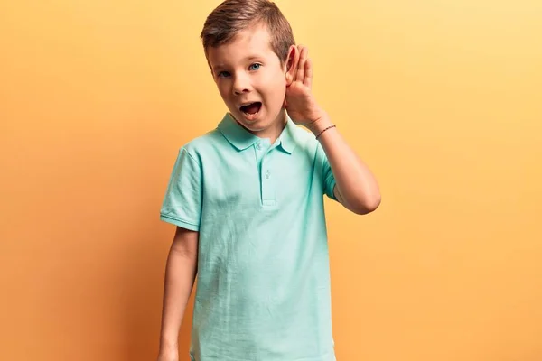 Lindo Niño Rubio Con Ropa Casual Sonriendo Con Mano Sobre — Foto de Stock