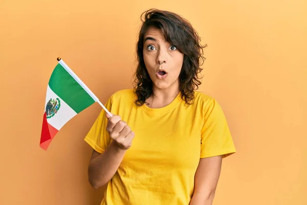 Mujer Hispana Joven Sosteniendo Bandera Mexicana Asustada Sorprendida Con Boca — Foto de Stock