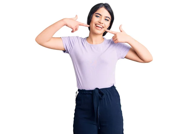 Morena Adolescente Con Ropa Casual Sonriendo Alegre Mostrando Señalando Con — Foto de Stock