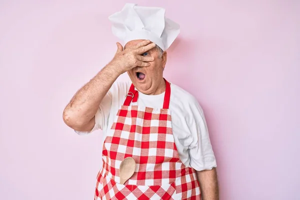Senior Grey Haired Man Wearing Professional Baker Apron Peeking Shock — Stock Photo, Image