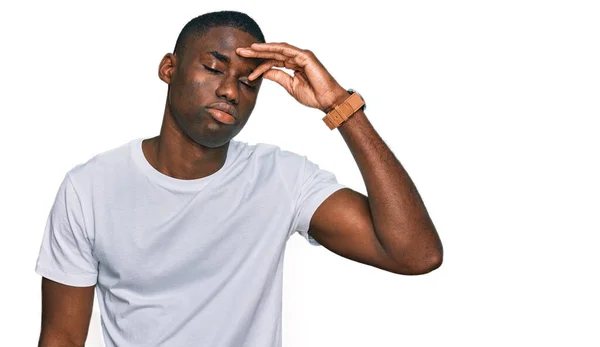 Jonge Afro Amerikaanse Man Draagt Casual Wit Shirt Bezorgd Gestrest — Stockfoto