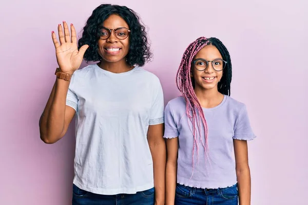 Gyönyörű Afro Amerikai Anya Lánya Viselnek Alkalmi Ruhák Poharak Mutatja — Stock Fotó