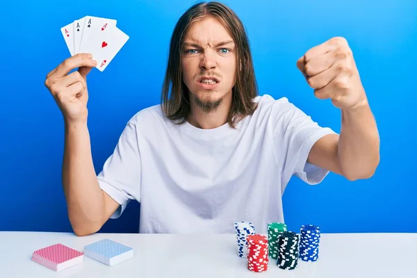 Handsome Caucasian Man Long Hair Playing Poker Holding Cards Annoyed — Stock Photo, Image