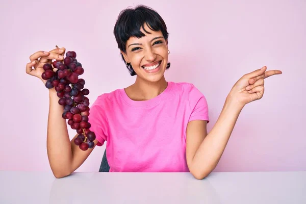 Beautiful Brunettte Woman Holding Branch Fresh Grapes Smiling Happy Pointing — Stock Photo, Image