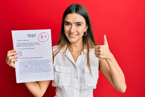 Jovem Hispânica Mostrando Exame Aprovado Segurando Troféu Sorrindo Feliz Positivo — Fotografia de Stock