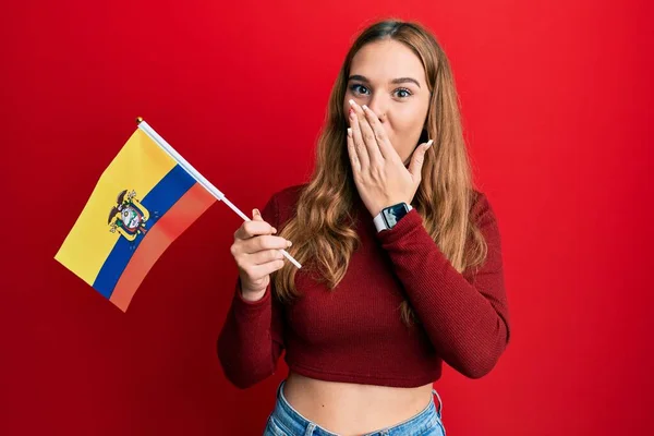 Νεαρή Ξανθιά Γυναίκα Σημαία Εκουαδόρ Που Καλύπτει Στόμα Χέρι Σοκαρισμένη — Φωτογραφία Αρχείου