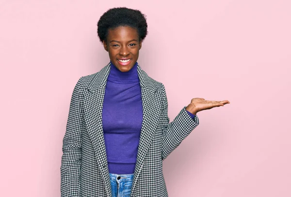 Jovem Afro Americana Vestindo Roupas Casuais Sorrindo Alegre Apresentando Apontando — Fotografia de Stock