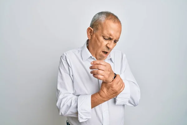 Snygg Äldre Man Bär Casual Vit Skjorta Lider Smärta Händer — Stockfoto