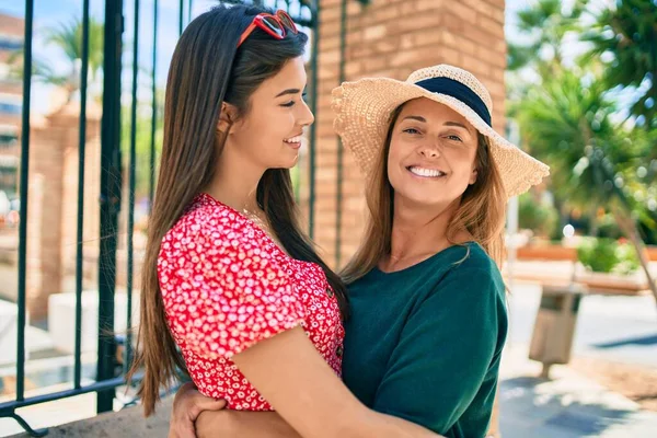 Hermosa Madre Hija Hispanas Vacaciones Sonriendo Feliz Pie Ciudad —  Fotos de Stock