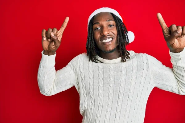 Hombre Afroamericano Con Trenzas Con Sombrero Navidad Sonriendo Asombrado Sorprendido —  Fotos de Stock