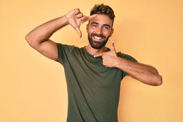 Jovem Hispânico Vestindo Roupas Casuais Sorrindo Fazendo Moldura Com Mãos — Fotografia de Stock