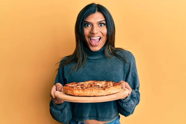 트랜스젠더젊은 여성이 이탈리아 피자를 신나게 성공을 축하하며 놀라고 있습니다 — 스톡 사진